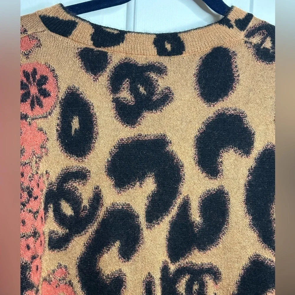EUC CHANEL A2023 animal print Beige and Black Knit Vneck sweater size FR 36